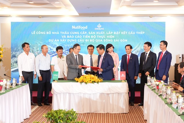 Đại diện hai b&ecirc;n bắt tay sau lễ k&yacute; kết, khẳng định cam kết đồng h&agrave;nh v&agrave; quyết t&acirc;m đưa c&ocirc;ng tr&igrave;nh về đ&iacute;ch đ&uacute;ng tiến độ, đạt chất lượng cao nhất.