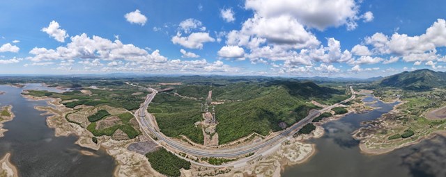 Ảnh chụp từ tr&ecirc;n cao đoạn tốc Vũng &Aacute;ng - B&ugrave;ng uốn lượn mềm mại giữa một b&ecirc;n l&agrave; d&atilde;y n&uacute;i xanh ngắt, một b&ecirc;n l&agrave; mặt nước hồ Vực Tr&ograve;n rộng lớn thuộc x&atilde; Quảng Trạch, Quảng Trị