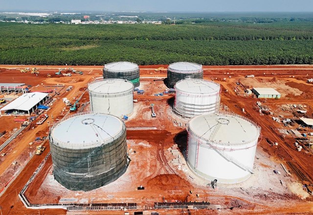 Hệ thống bồn chứa nhi&ecirc;n liệu tại khu kỹ thuật. (Ảnh: D.Khương)