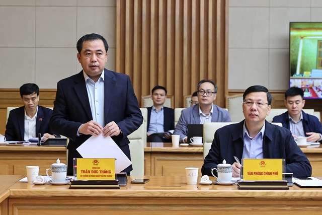 Bộ trưởng Bộ N&ocirc;ng nghiệp v&agrave; M&ocirc;i trường Trần Đức Thắng b&aacute;o c&aacute;o tại cuộc họp - Ảnh: VGP/Nhật Bắc