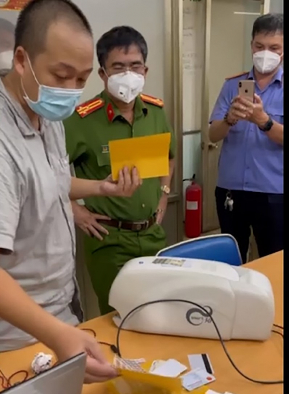 Bắt đối tượng tổ chức sản xuất giấy đi đường, giấy tờ giả các loại -0