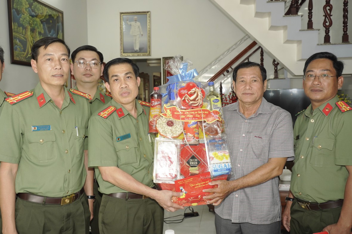Công an Cà Mau thăm, tri ân Mẹ VNAH, Anh hùng LLVT và chúc Tết lực lượng, dịp Xuân Bính Ngọ Công an Cà Mau thăm, tri ân Mẹ VNAH, Anh hùng LLVT và chúc Tết lực lượng, dịp Xuân Bính Ngọ