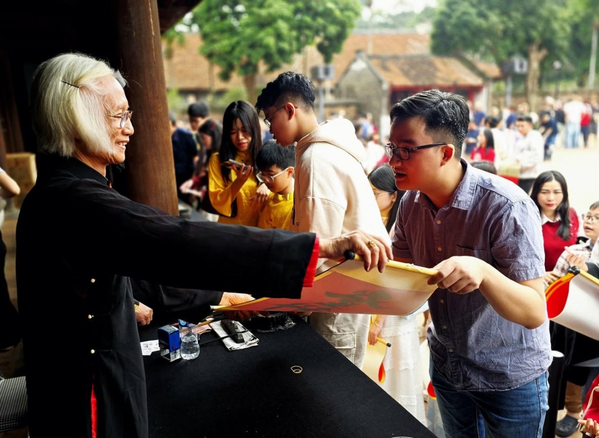 Người dân, du khách xin chữ đầu năm tại Văn Miếu - Quốc Tử Giám (Ảnh: Di tích Văn Miếu - Quốc Tử Giám).