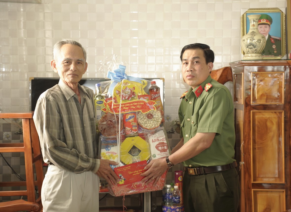 Công an Cà Mau thăm, tri ân Mẹ VNAH, Anh hùng LLVT và chúc Tết lực lượng, dịp Xuân Bính Ngọ Công an Cà Mau thăm, tri ân Mẹ VNAH, Anh hùng LLVT và chúc Tết lực lượng, dịp Xuân Bính Ngọ