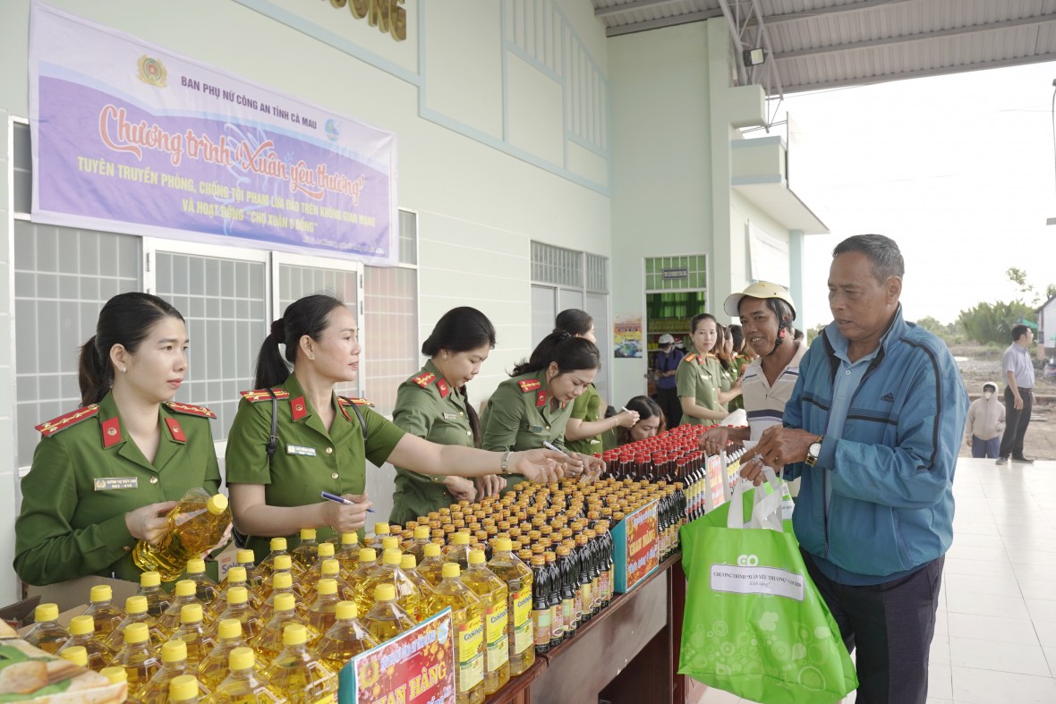 Công an Cà Mau thăm, chúc Tết và trao quà an sinh xã hội dịp Tết Nguyên đán Bính Ngọ Công an Cà Mau thăm, chúc Tết và trao quà an sinh xã hội dịp Tết Nguyên đán Bính Ngọ