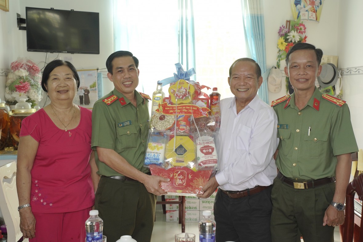 Công an Cà Mau thăm, tri ân Mẹ VNAH, Anh hùng LLVT và chúc Tết lực lượng, dịp Xuân Bính Ngọ Công an Cà Mau thăm, tri ân Mẹ VNAH, Anh hùng LLVT và chúc Tết lực lượng, dịp Xuân Bính Ngọ