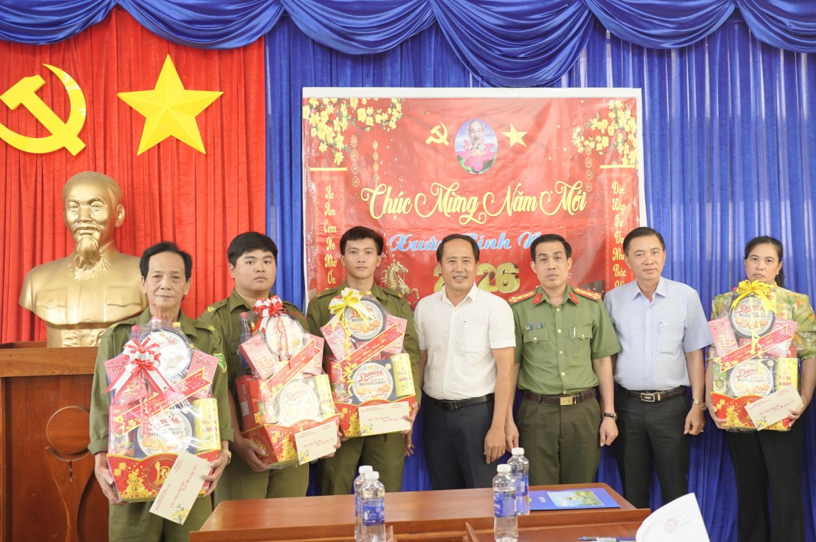 Công an Cà Mau thăm, chúc Tết và trao quà an sinh xã hội dịp Tết Nguyên đán Bính Ngọ Công an Cà Mau thăm, chúc Tết và trao quà an sinh xã hội dịp Tết Nguyên đán Bính Ngọ