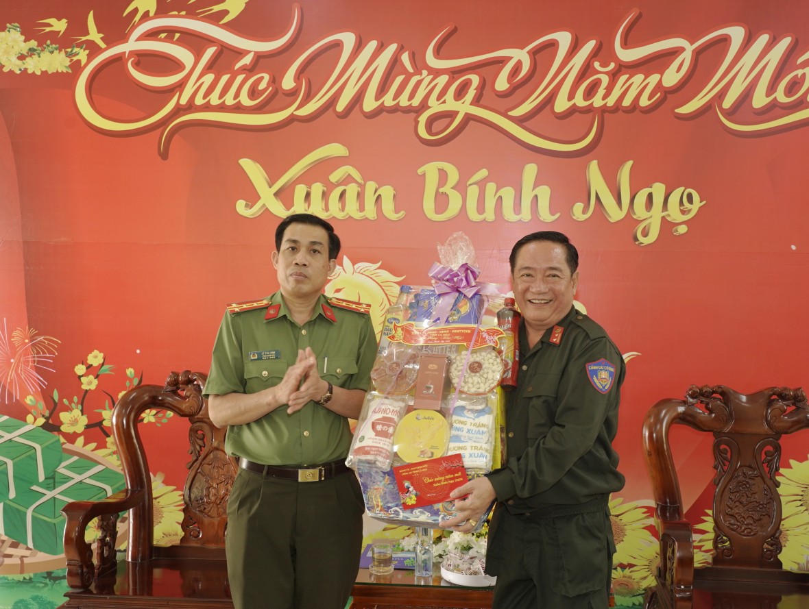Công an Cà Mau thăm, tri ân Mẹ VNAH, Anh hùng LLVT và chúc Tết lực lượng, dịp Xuân Bính Ngọ Công an Cà Mau thăm, tri ân Mẹ VNAH, Anh hùng LLVT và chúc Tết lực lượng, dịp Xuân Bính Ngọ