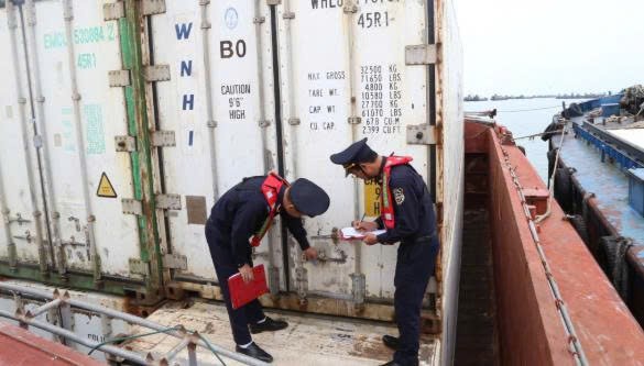 Công chức Hải quan cửa khẩu cảng Vạn Gia giám sát các container chở hàng tại khu vực cảng.