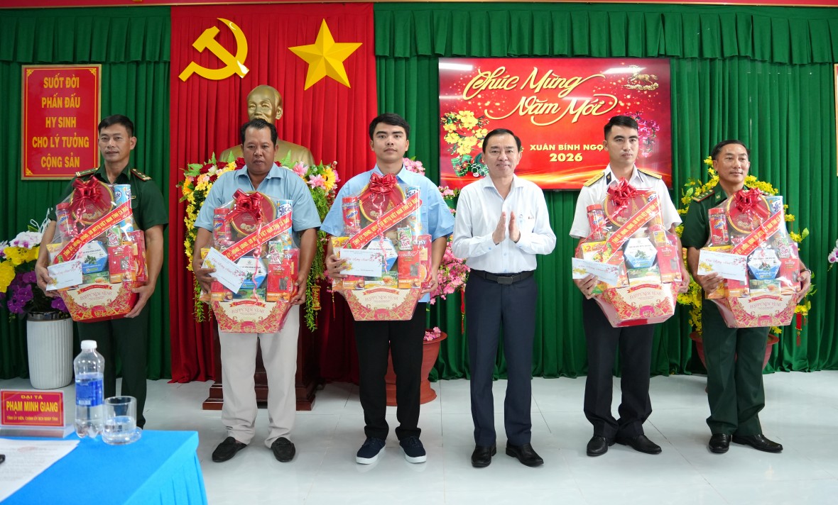 Tỉnh ủy Cà Mau thăm, chúc Tết các lực lượng làm nhiệm vụ trên tuyến biên giới Tây Nam