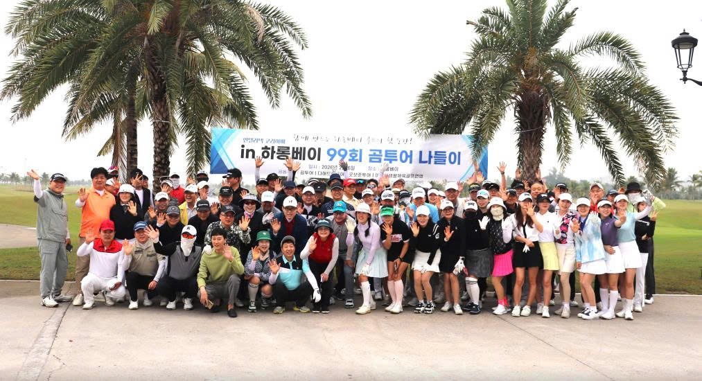 Du khách hào hứng chụp ảnh lưu niệm trước khi ra sân.