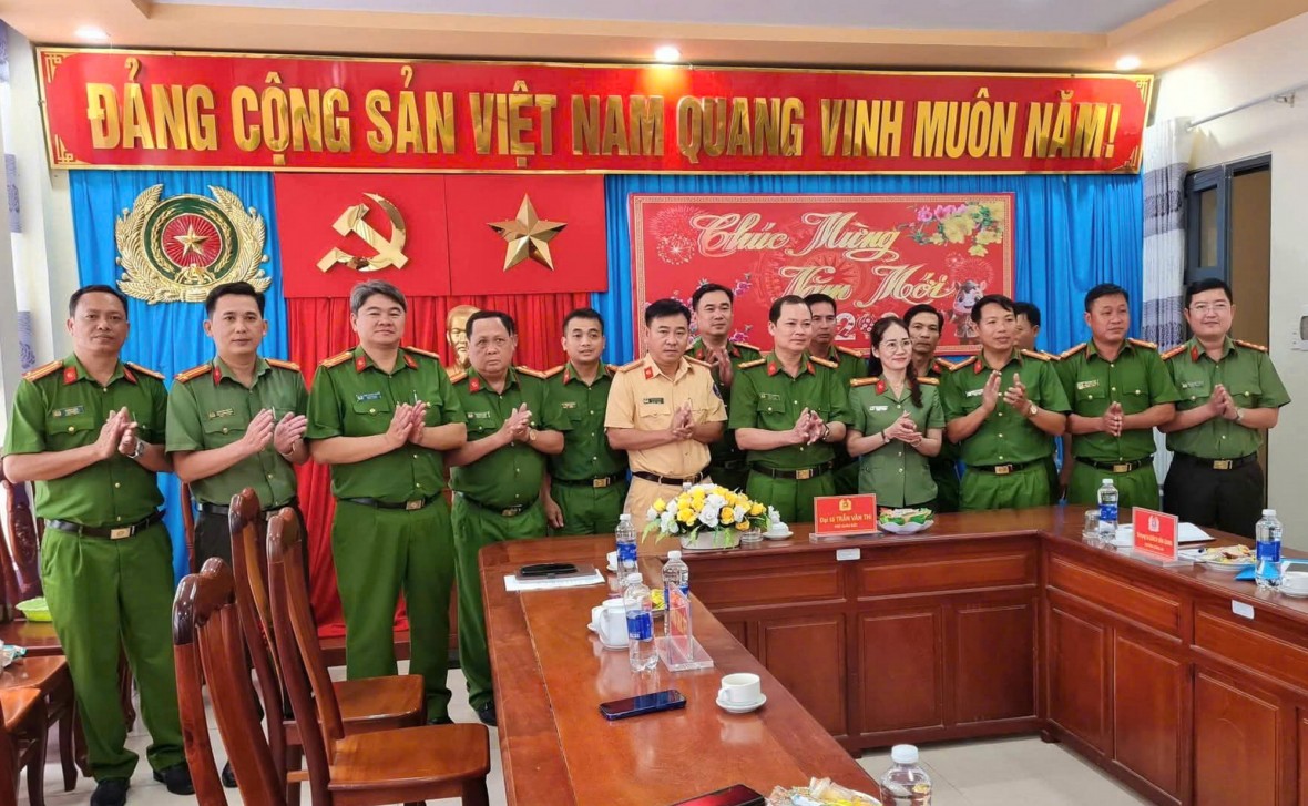 Công an Cà Mau thăm, chúc Tết và trao quà an sinh xã hội dịp Tết Nguyên đán Bính Ngọ Công an Cà Mau thăm, chúc Tết và trao quà an sinh xã hội dịp Tết Nguyên đán Bính Ngọ