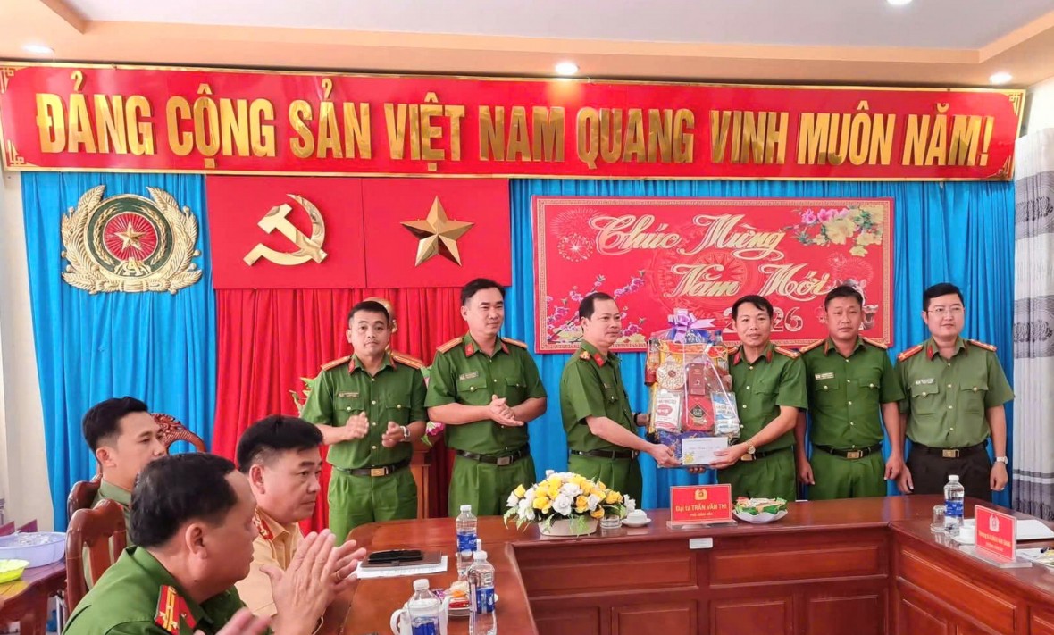 Công an Cà Mau thăm, chúc Tết và trao quà an sinh xã hội dịp Tết Nguyên đán Bính Ngọ Công an Cà Mau thăm, chúc Tết và trao quà an sinh xã hội dịp Tết Nguyên đán Bính Ngọ