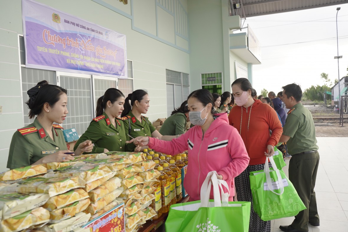 Công an Cà Mau thăm, chúc Tết và trao quà an sinh xã hội dịp Tết Nguyên đán Bính Ngọ Công an Cà Mau thăm, chúc Tết và trao quà an sinh xã hội dịp Tết Nguyên đán Bính Ngọ