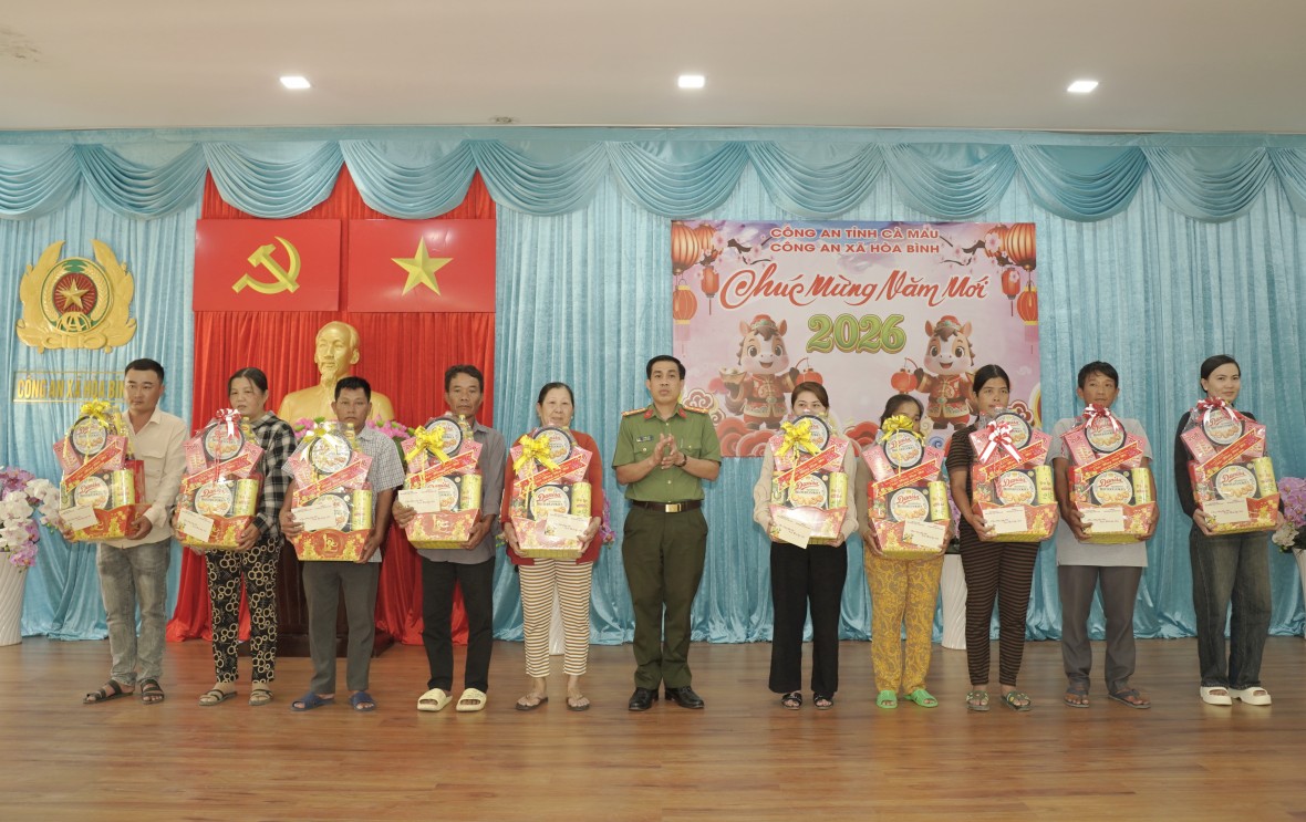 Công an Cà Mau thăm, tri ân Mẹ VNAH, Anh hùng LLVT và chúc Tết lực lượng, dịp Xuân Bính Ngọ Công an Cà Mau thăm, tri ân Mẹ VNAH, Anh hùng LLVT và chúc Tết lực lượng, dịp Xuân Bính Ngọ