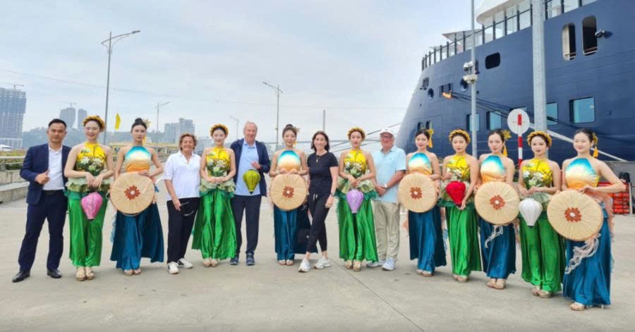 Du khách chụp hình lưu niệm cùng các diễn viên múa. Du khách chụp hình lưu niệm cùng các diễn viên múa.