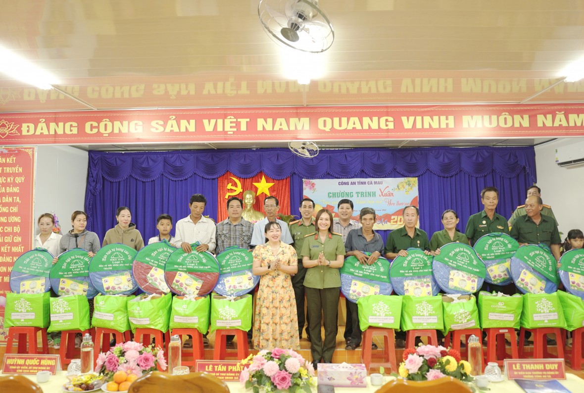 Công an Cà Mau thăm, chúc Tết và trao quà an sinh xã hội dịp Tết Nguyên đán Bính Ngọ Công an Cà Mau thăm, chúc Tết và trao quà an sinh xã hội dịp Tết Nguyên đán Bính Ngọ