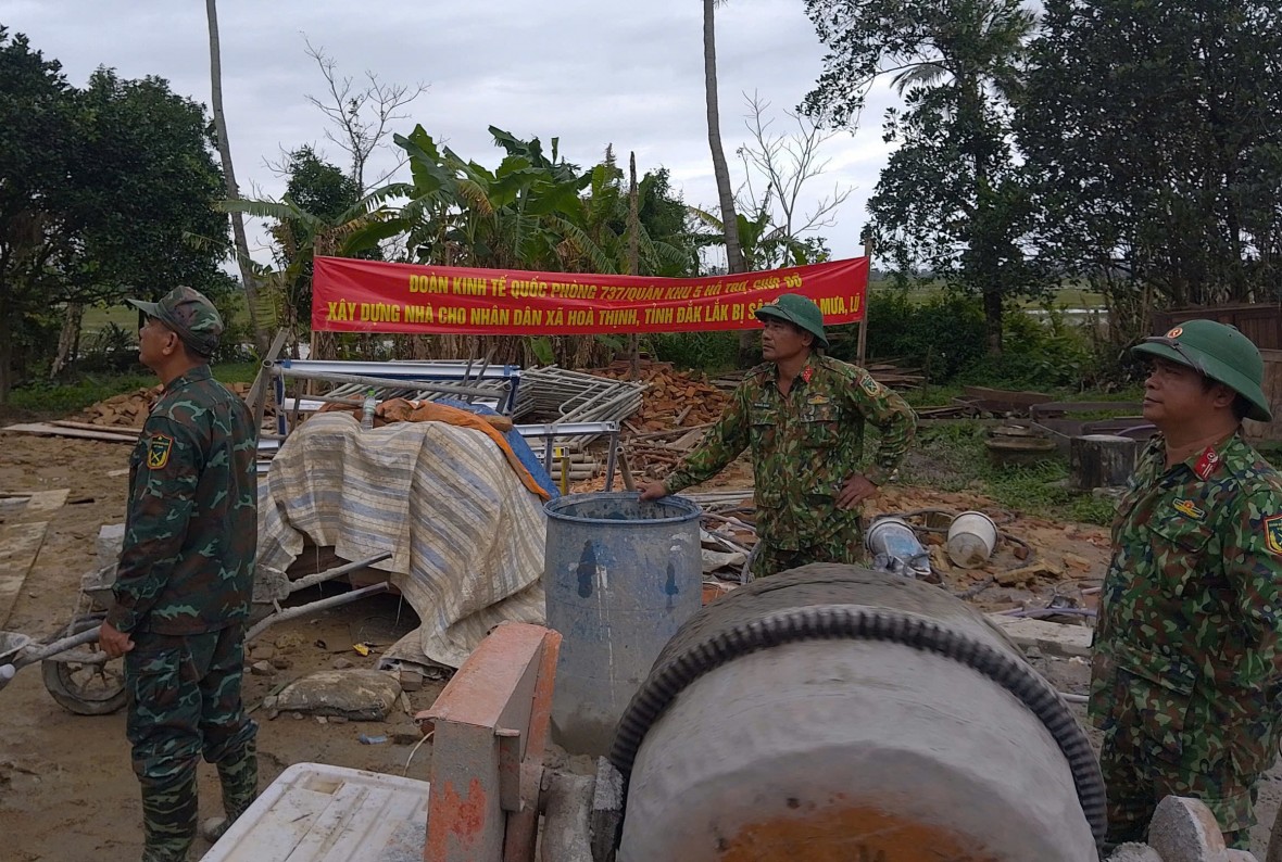 Các chiến sỹ Đoàn kinh tế Quốc phòng 737 Ea Súp hỗ trợ người dân xây dựng nhà ở mới. Các chiến sỹ Đoàn kinh tế Quốc phòng 737 Ea Súp hỗ trợ người dân xây dựng nhà ở mới.