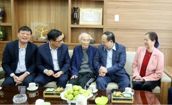 Ông Quản Minh Cường, Ủy viên Trung ương Đảng, Bí thư Tỉnh ủy, Trưởng Đoàn ĐBQH tỉnh ân cần hỏi thăm sức khỏe, trò chuyện với đồng chí Nguyễn Ngọc Đàm, cán bộ lão thành cách mạng, đảng viên 70 năm tuổi Đảng.