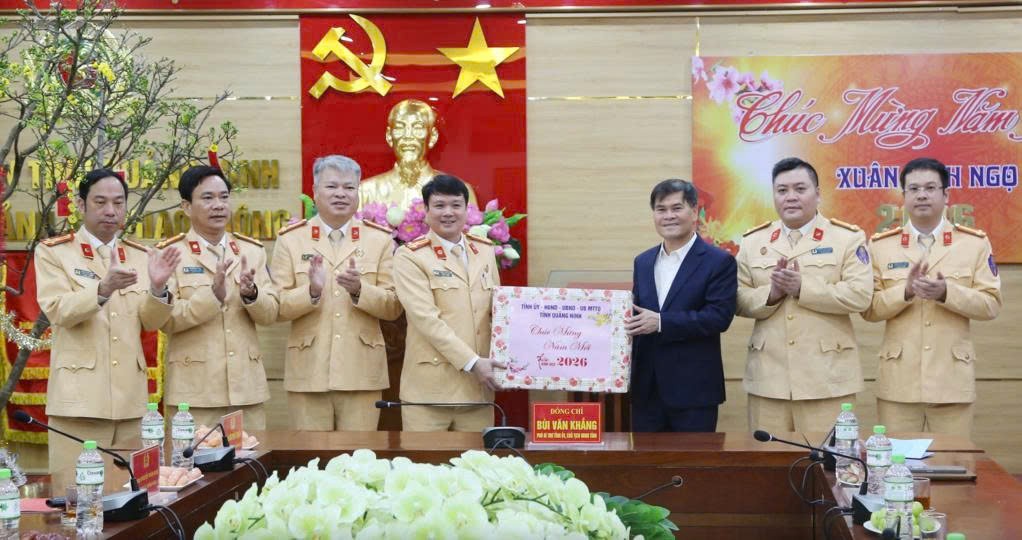 Ông Bùi Văn Khắng, Chủ tịch UBND tỉnh tặng quà, chúc Tết cán bộ, chiến sĩ Phòng Cảnh sát giao thông.