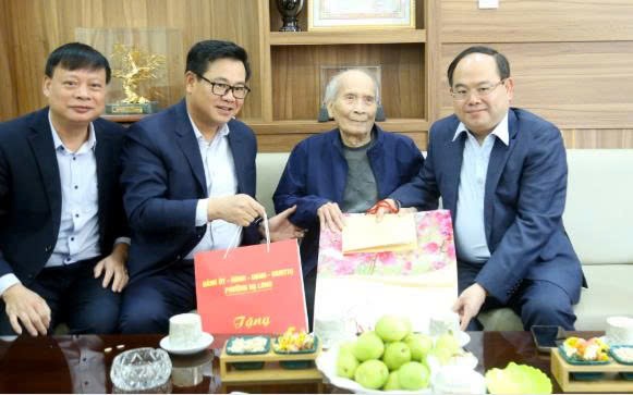 Bí thư Tỉnh ủy tặng quà chúc Tết đồng chí Nguyễn Ngọc Đàm, cán bộ lão thành cách mạng, đảng viên 70 năm tuổi Đảng.