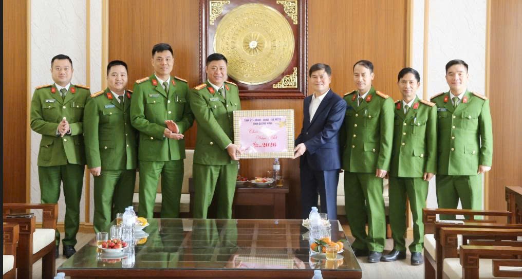 Ông Bùi Văn Khắng, Chủ tịch UBND tỉnh tặng quà, chúc Tết cán bộ, chiến sĩ Phòng Cảnh sát điều tra tội phạm về ma túy.