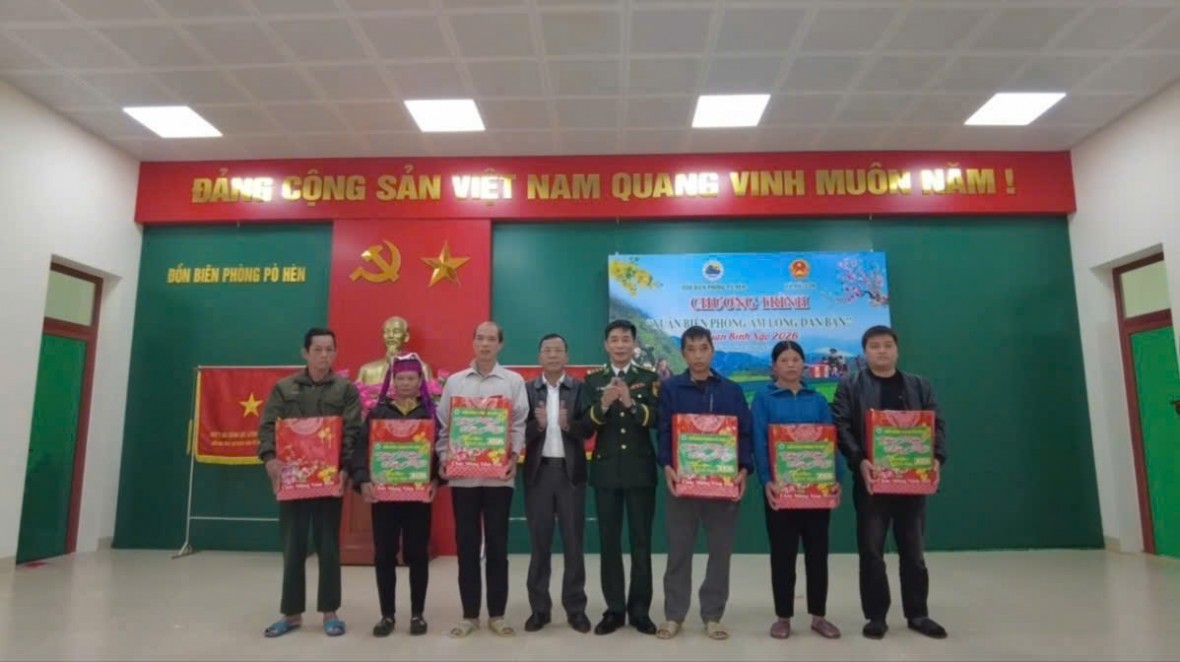 Đồn Biên phòng Pò Hèn tặng quà cho các hộ gia đình chính sách, khó khăn, các cháu trong Chương trình Nâng bước em tới trường, Con nuôi Đồn Biên phòng trên địa bàn.