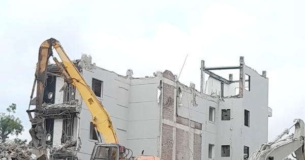 Khách sạn 9 tầng nằm trên 