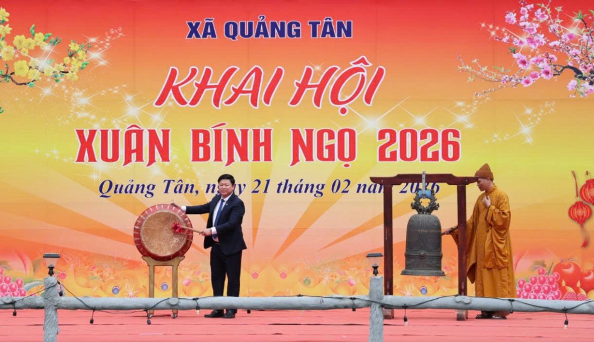 Ông Đào Biên Thùy, Bí thư Đảng ủy, Chủ tịch HĐND xã và Đại đức Thích Khai Bản thực hiện nghi lễ thỉnh chuông, gióng trống khai hội.