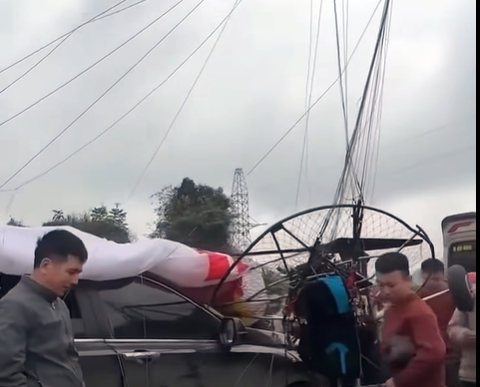 Làm rõ việc dù lượn gắn động cơ va chạm với xe ô tô tại Cao nguyên đá Đồng Văn Làm rõ việc dù lượn gắn động cơ va chạm với xe ô tô tại Cao nguyên đá Đồng Văn