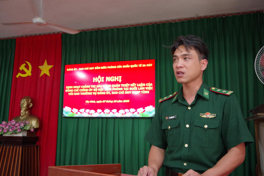 Trung tá Vũ Xuân Huy, Đồn trưởng Đồn BPCKQT Xa Mát quán triệt kết luận, Nghị quyết, kế hoạch của cấp trên cho cán bộ, chiến sĩ đơn vị