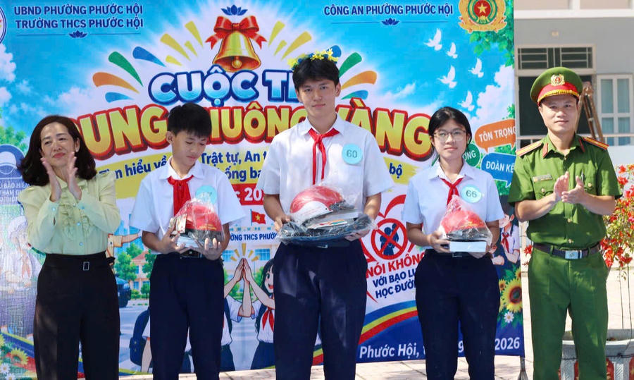 Đại diện Công an phường và Ban Giám hiệu nhà trường trao giải cho các em học sinh xuất sắc đạt giải trong cuộc thi “Rung chuông vàng”
