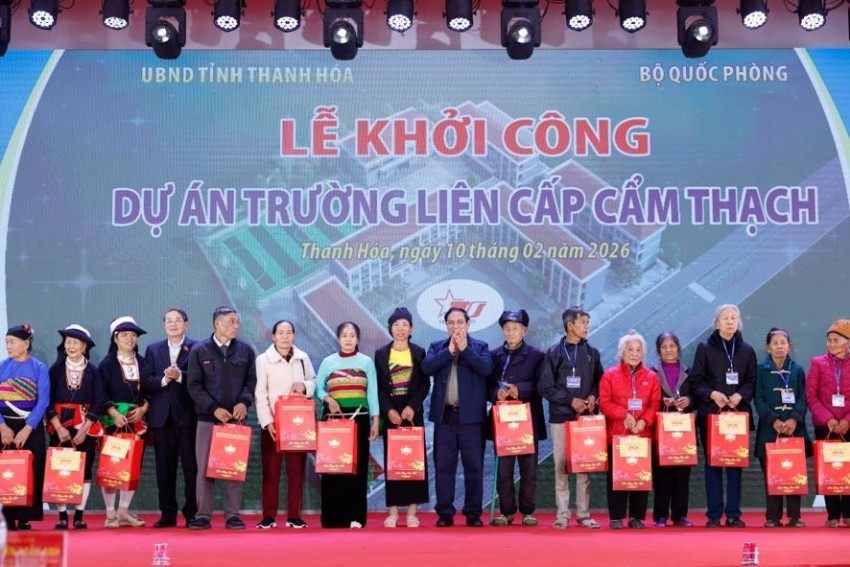 Thủ tướng tặng quà tết và dự lễ khởi công Trường liên cấp tại Thanh Hoá