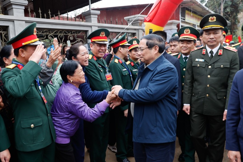 Thủ tướng tặng quà tết và dự lễ khởi công Trường liên cấp tại Thanh Hoá