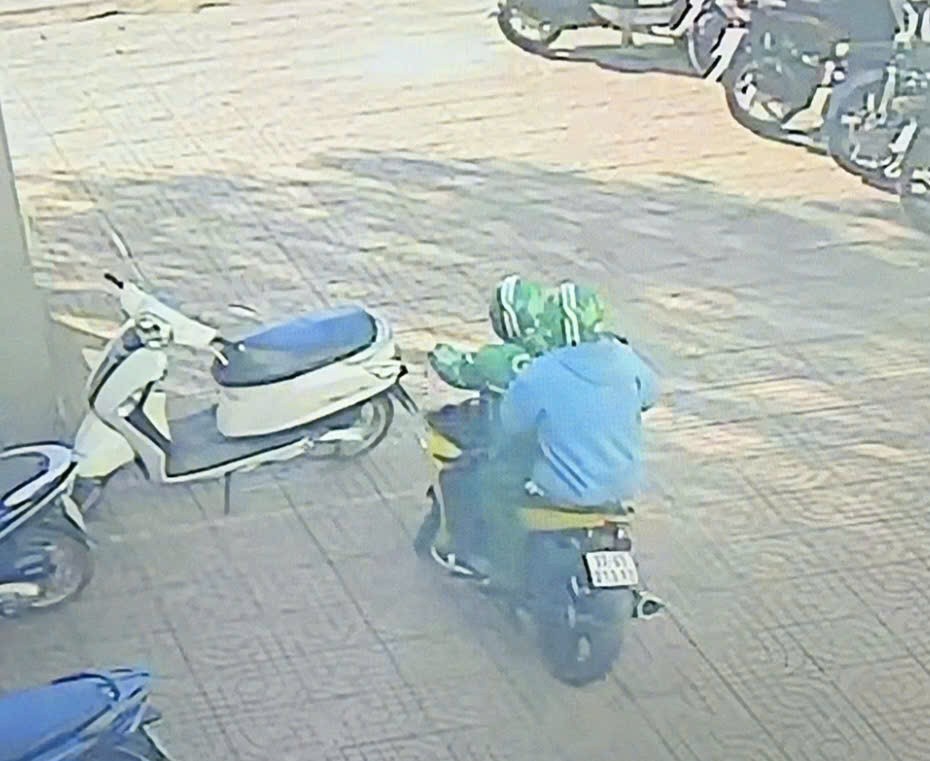 Hai đối tượng mặc đồ Grab, nghi dùng súng cướp ngân hàng giữa ban ngày ở Gia Lai