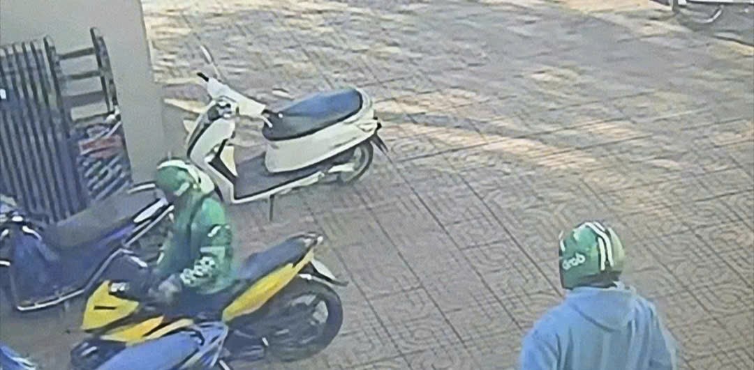 Hai đối tượng mặc đồ Grab, nghi dùng súng cướp ngân hàng giữa ban ngày ở Gia Lai