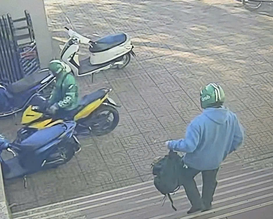 Hai đối tượng mặc đồ Grab, nghi dùng súng cướp ngân hàng giữa ban ngày ở Gia Lai