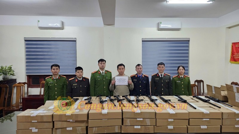 Đối tượng Dương Ích Phong cùng tang vật thu giữ tại Cơ quan Công an