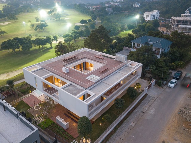 Tầng thượng l&agrave; khu vực cắm trại, nơi mọi người c&oacute; thể trải nghiệm sương sớm đi bộ xuy&ecirc;n từ n&uacute;i xuống thung lũng v&agrave; quay trở lại. Điều n&agrave;y n&agrave;y cũng tạo ra kh&ocirc;ng gian đệm hoặc ranh giới mờ giữa kh&ocirc;ng gian trong nh&agrave; v&agrave; khung cảnh b&ecirc;n ngo&agrave;i.