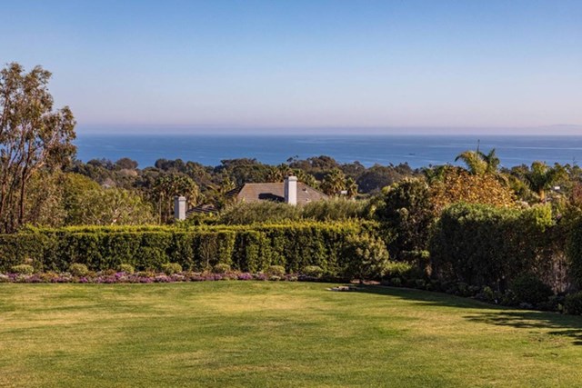 S&acirc;n vườn rộng r&atilde;i, xanh m&aacute;t nh&igrave;n ra đại dương l&agrave; nơi l&yacute; tưởng để thư gi&atilde;n, tắm nắng.