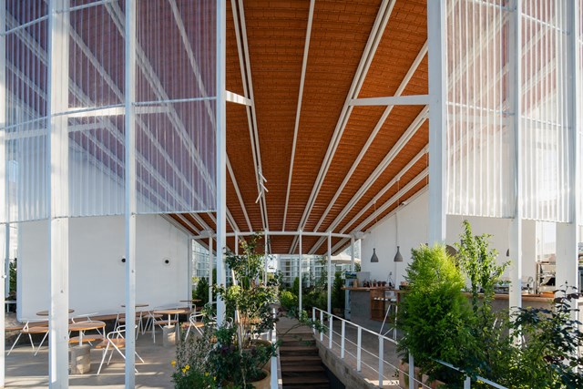 Phần dưới l&agrave; một qu&aacute;n cafe được bao phủ bằng k&iacute;nh dọc theo đường viền, kết nối con đường đi bộ với b&ecirc;n trong t&ograve;a nh&agrave; cũng như khu vườn b&ecirc;n dưới.&nbsp; &nbsp;