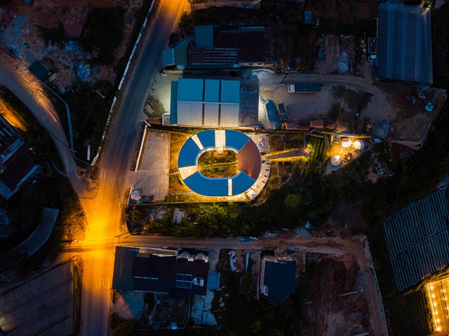 Du kh&aacute;ch c&oacute; thể trải nghiệm sự lu&acirc;n chuyển của &aacute;nh s&aacute;ng v&agrave; b&oacute;ng tối, sự thay đổi li&ecirc;n tục của cảnh quan, khoảng c&aacute;ch v&agrave; độ cao trong c&ocirc;ng tr&igrave;nh n&agrave;y.