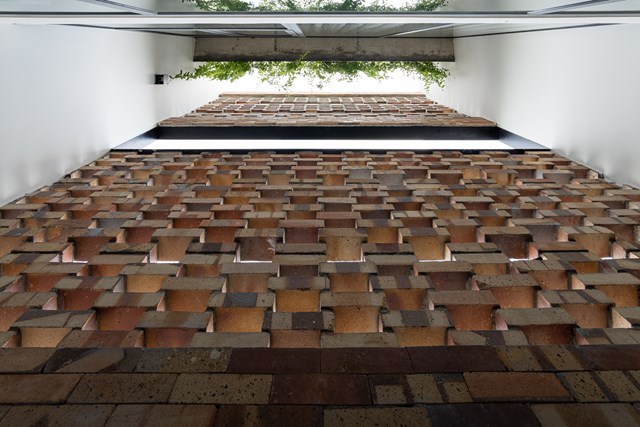 Nhà được bao phủ bởi nhiều lớp gạch thô và cây xanh - Ảnh 3