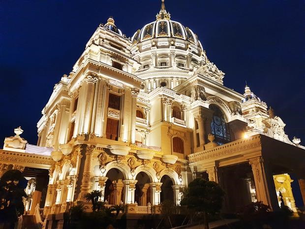 Lộng lẫy khi l&ecirc;n đ&egrave;n