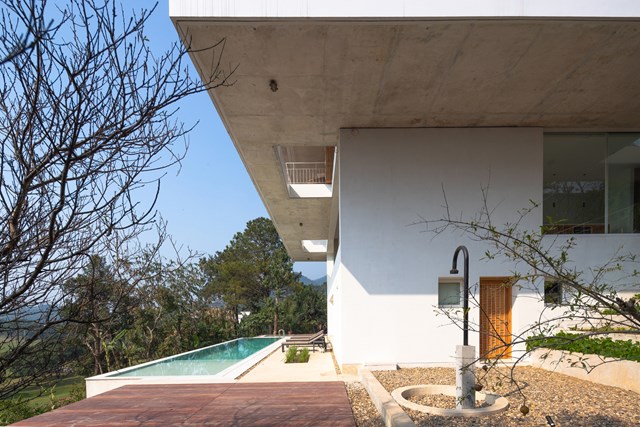 Biệt thự nghỉ dưỡng là 3 khối hộp vuông chồng lên nhau với tầm nhìn sân golf ở Tam Đảo, Vĩnh Phúc - Ảnh 2