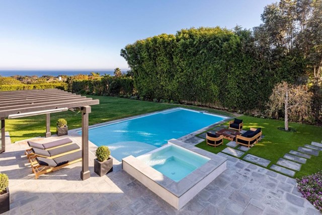 B&ecirc;n cạnh bể bơi l&agrave; bể sục, khu spa thư gi&atilde;n v&agrave; bếp nướng BBQ ngo&agrave;i trời.