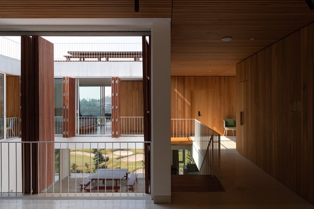 Tầng 2 bố tr&iacute; ph&ograve;ng ngủ ch&iacute;nh v&agrave; 3 ph&ograve;ng ngủ kh&aacute;c. &nbsp;