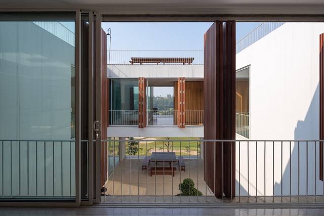 Tầng trệt được thiết kế mở, l&agrave; nơi để ngồi, uống tr&agrave;, thư gi&atilde;n v&agrave; cảm nhận những khoảnh khắc thay đổi của thời tiết, cảnh vật, nắng mưa. &nbsp;