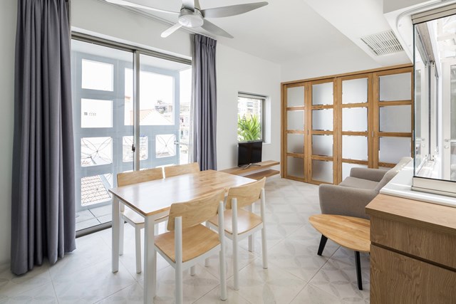 Căn hộ th&ocirc;ng tầng với ban c&ocirc;ng nhỏ ph&iacute;a ngo&agrave;i gi&uacute;p kh&ocirc;ng gian lu&ocirc;n ngập tr&agrave;n &aacute;nh s&aacute;ng tự nhi&ecirc;n.&nbsp;