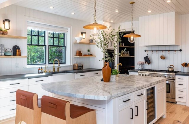 Nh&agrave; bếp ấm c&uacute;ng với quầy bar lớn ốp đ&aacute; cẩm thạch.